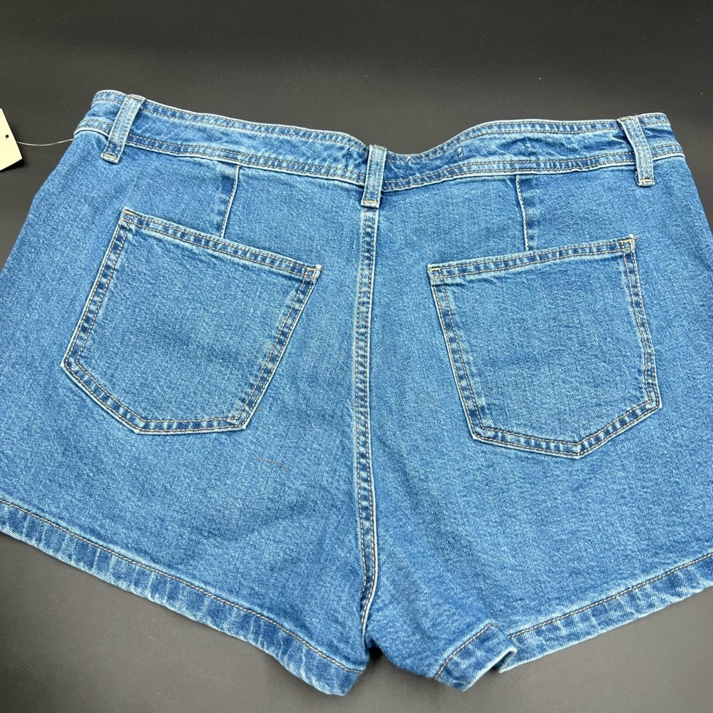 Universal Threads sailor shorts size‎ 16. 2.5 inseam. Medium wash. NWT - Picture 3 of 5
